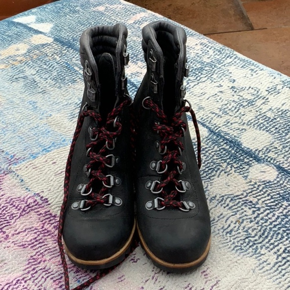 Sorel Conquest Wedge heel booties black leather size 6.5